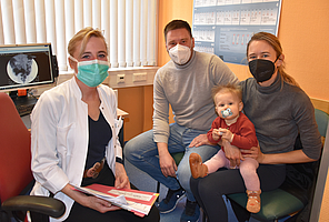 Bei Prof. Dr. Stefanie Märzheuser (l.) fühlen sich Marco und Anna, die Eltern der kleinen Patientin Mara, sehr gut aufgehoben. 